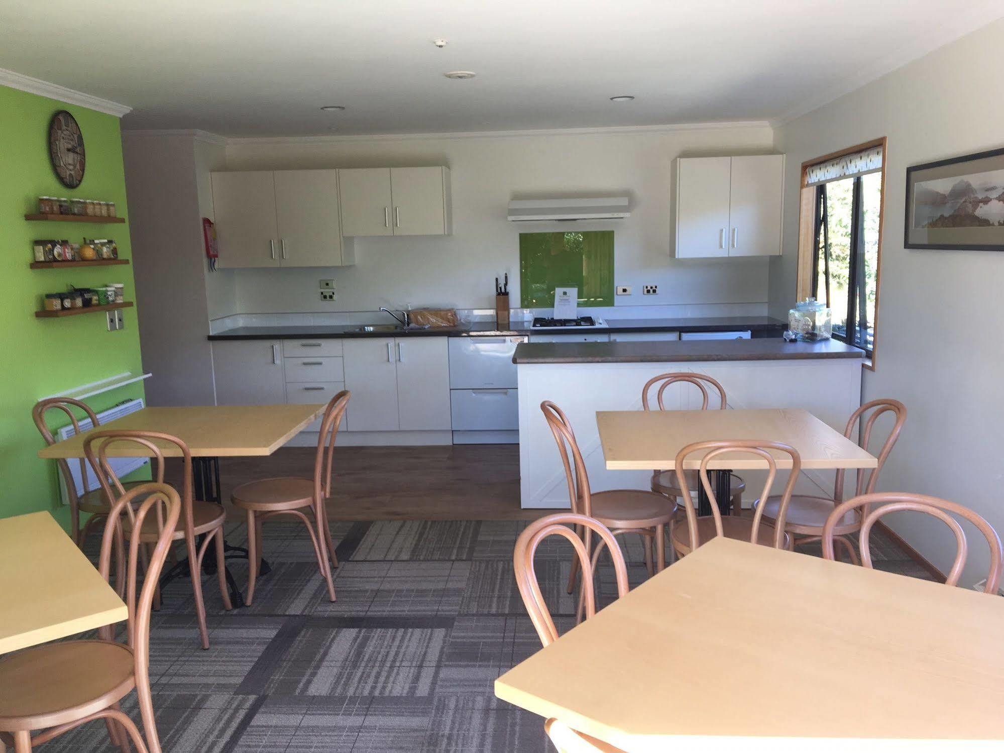 Wanaka Springs Lodge Экстерьер фото